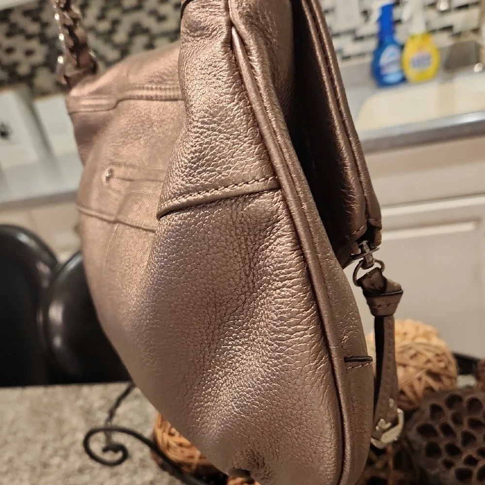 B Makowsky EUC Platinum Metallic Leather Shoulder Bag with Chain Strap